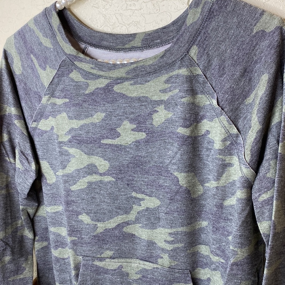 Media pocket crewneck sweater shirt in Camo - Picture 2 of 3